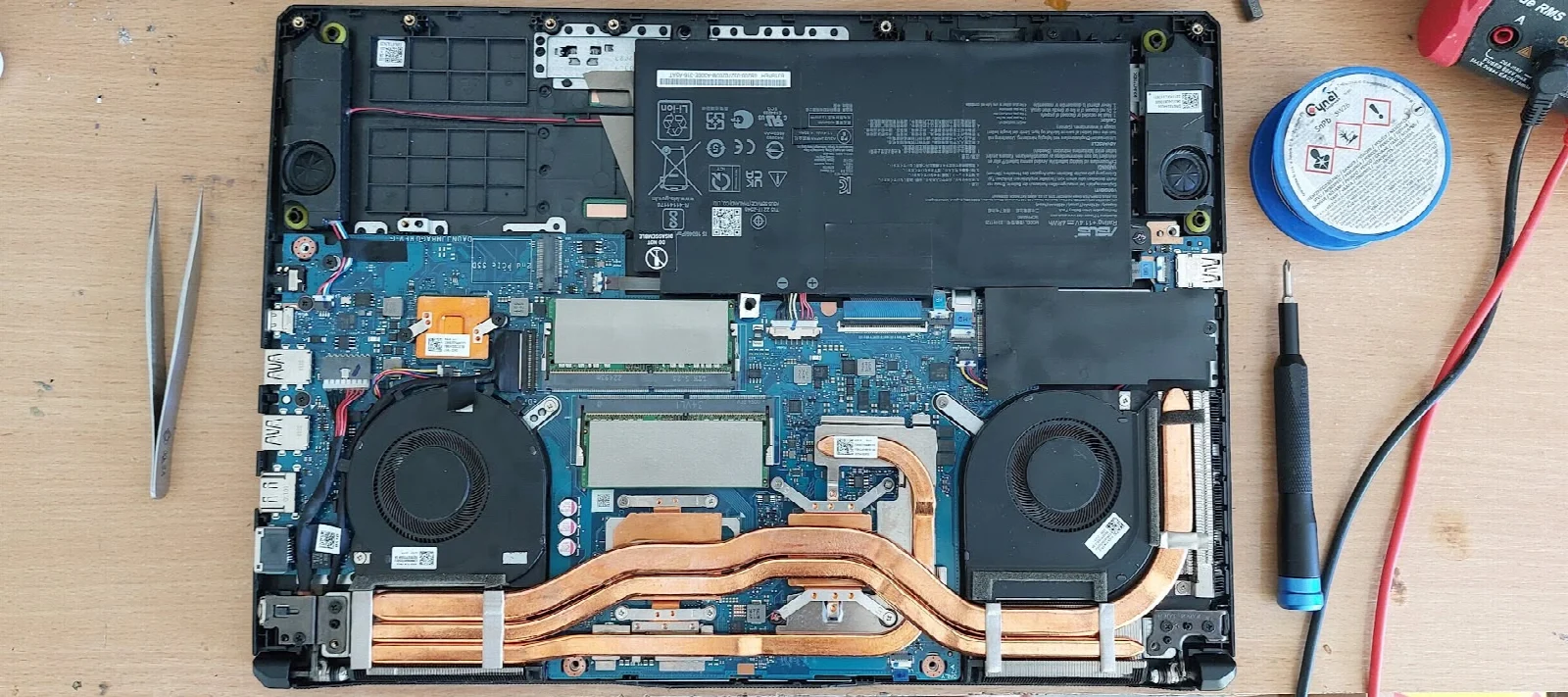Interiorul laptopului ASUS TUF, cu placa de bază și sistemul de răcire