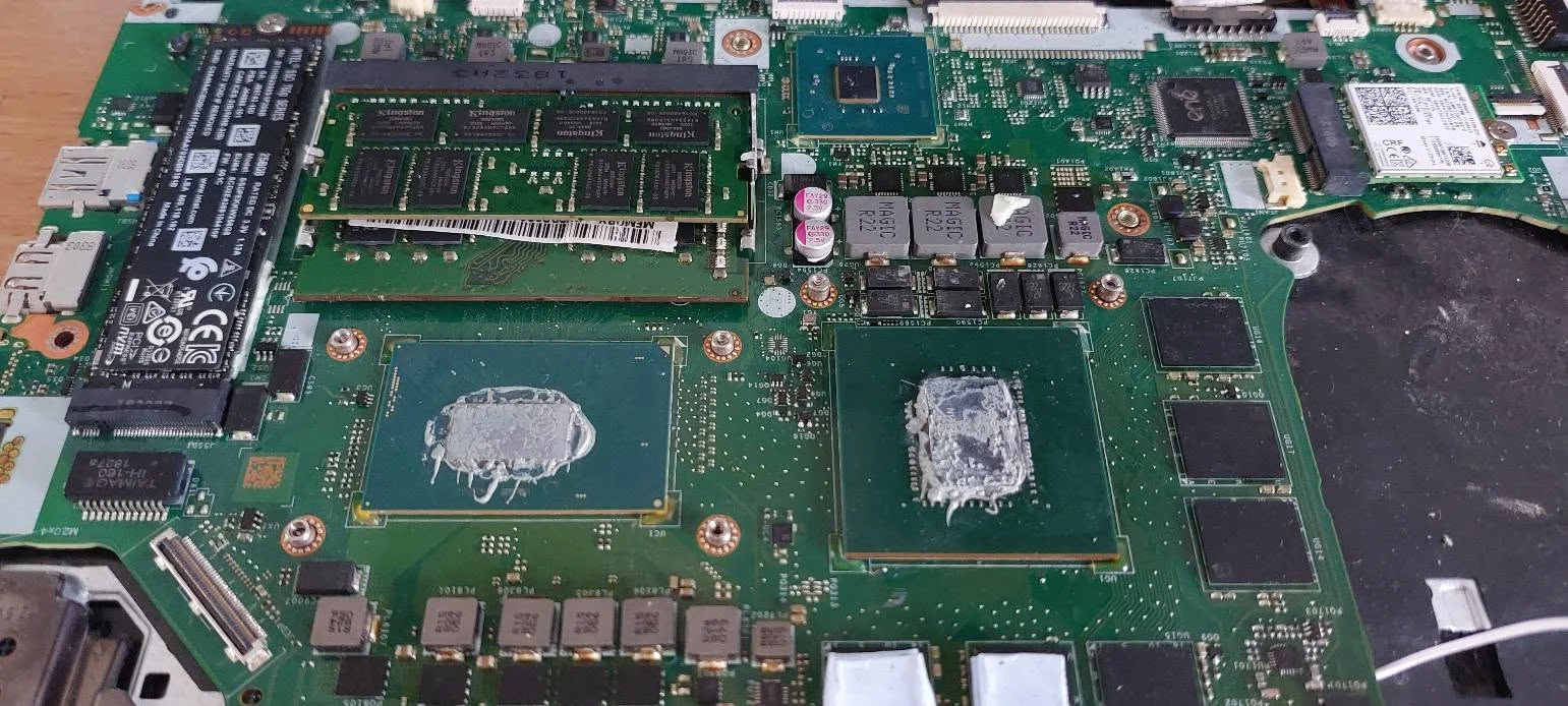 Placa de bază Acer Nitro 5 după intervenția asupra subsistemului video