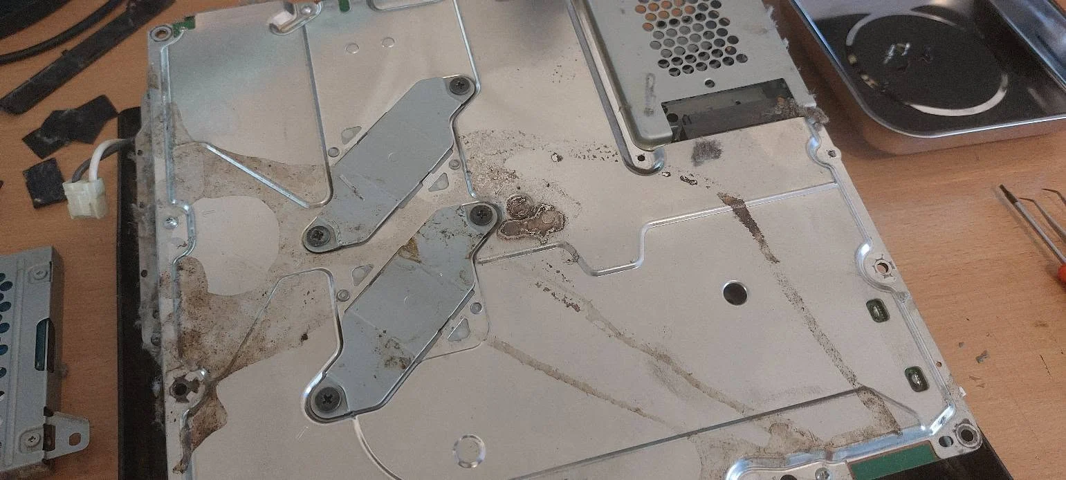 Depuneri de praf în interiorul carcasei consolei