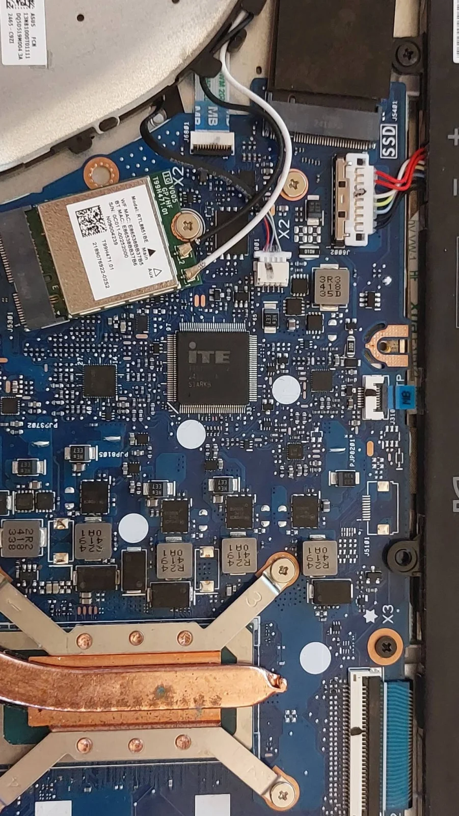 Zona componentelor de alimentare ale laptopului Asus Vivobook 14